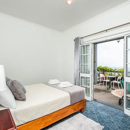 Botanical Bliss With Ocean Views Apartmán